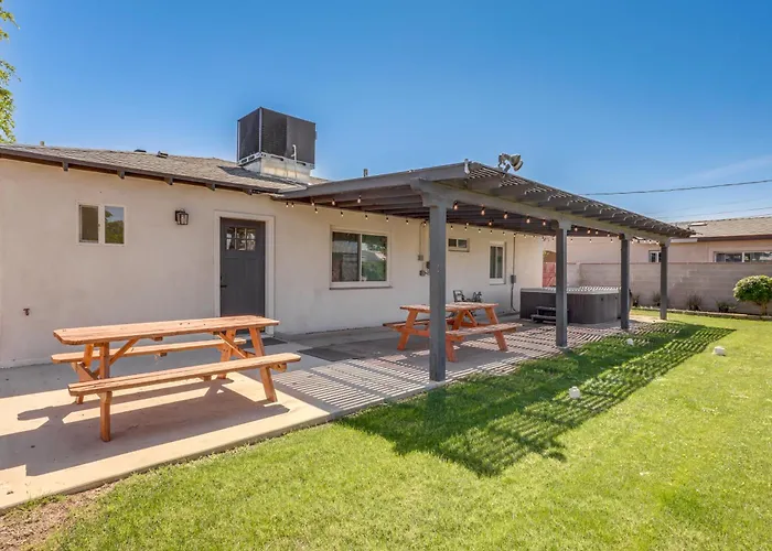 Quiet Retreat W/ Hot Tub & Spacious Backyard Holiday home
