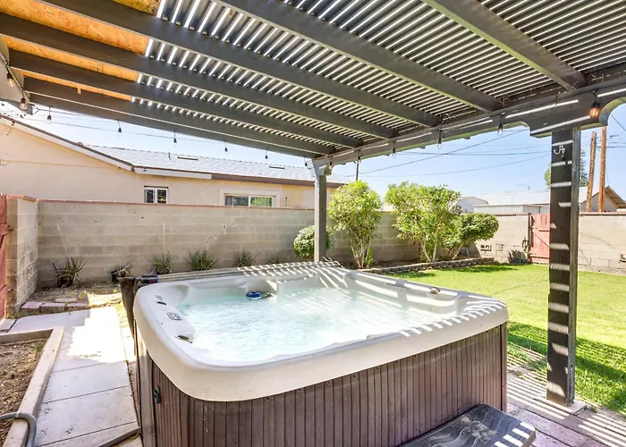 Quiet Retreat W/ Hot Tub & Spacious Backyard Holiday home Yuma