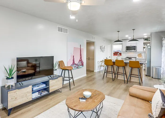 Quiet Retreat W/ Hot Tub & Spacious Backyard Holiday home