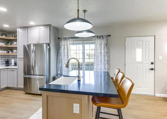 Quiet Retreat W/ Hot Tub & Spacious Backyard Holiday home