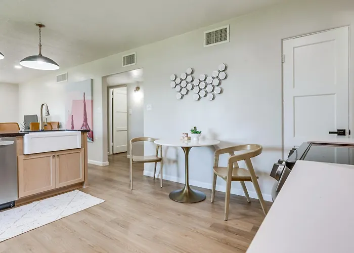 Quiet Retreat W/ Hot Tub & Spacious Backyard *