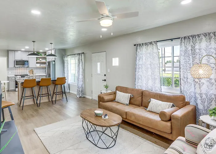 Holiday home Quiet Retreat W/ Hot Tub & Spacious Backyard *