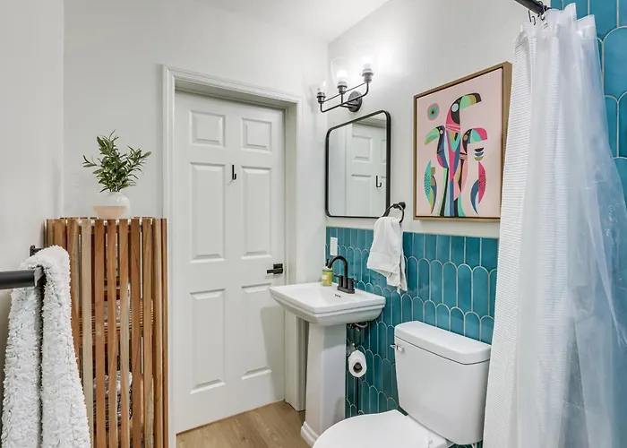 Quiet Retreat W/ Hot Tub & Spacious Backyard Holiday home *