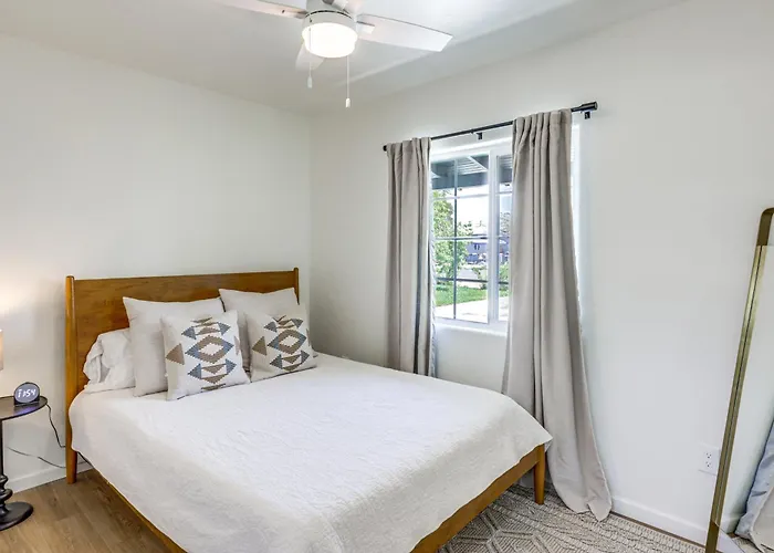Quiet Retreat W/ Hot Tub & Spacious Backyard Holiday home